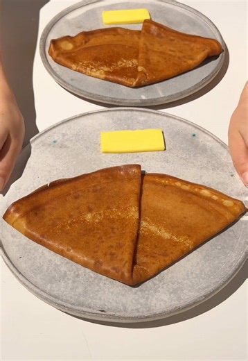 砂糖とバターだけで食べる絶品クレープ🧈 ここのお店の名物、シュガーバタークレープは具などは入っておらずこだわった甘みのある生地をそのまま食べる❕ クレープはしっかり焼かれていて良い色◎ よく焼かれたパリッとしたところとふわふわした所があり絶妙な食感を楽しめる🙆🏻 バターをつけるとさらに香りがよくなり相性抜群︎👍🏻 スイーツとして完成された逸品をぜひ👏 📍ØC Tokyo / 笹塚 ￥1200～/人 ⏰営業時間：9:00〜22:00 💤定休日：なし 🏠住所：〒155-0031 東京都世田谷区北沢５丁目２７−１６ KMK1F #東京グルメ #下北沢グルメ #tiktokfood
