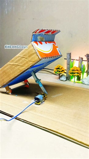 Mini Dump Truck Bed That Really Lifts! | DIY Cardboard Engineering #Shorts