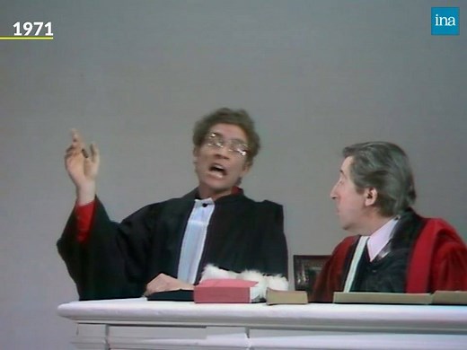 😆 LES BÈGUES 😆. « J'irai aussi vite que je peux ! ». Darry Cowl (l'avocat) et Jean Lefebvre (le juge) interprétent le sketch "Les Bègues" : le juge aimerait que l'avocat puisse expédier rapidement les affaires en cours parce que sa femme l'attend... mais ils sont bègues tous les deux. Il y a 15 ans disparaissait le musicien et comédien Darry Cowl. | INA