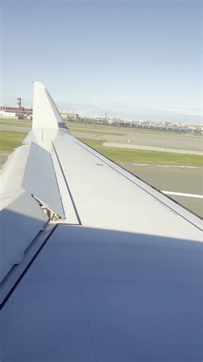 Embraer E175 Landing LaGuardia