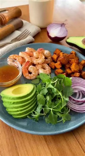 🦐 Air Fryer Shrimp and Sweet Potato Salad 🍠 This vibrant and healthy salad features crispy air-fried shrimp and tender roasted sweet potatoes on a bed of greens, tossed in a light lemon vinaigrette, perfect for lunch or a light dinner! Ingredients: For the shrimp: 1 pound raw shrimp, peeled and deveined 1 tablespoon olive oil 1/2 teaspoon garlic powder 1/2 teaspoon smoked paprika 1/4 teaspoon salt 1/8 teaspoon black pepper For the sweet potatoes: 2 medium sweet potatoes, peeled and diced (abou