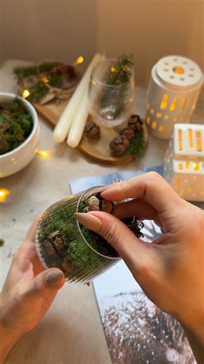 Adventný veniec trochu inak? Dnes vám prinášame DIY tip od na_skok_doma na netradičnú, ale nádhernú sviatočnú dekoráciu, ktorá rozžiari váš domov. ✨🎄 | FAVI.sk