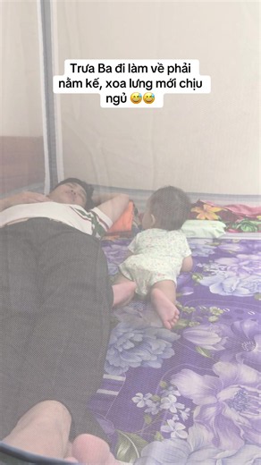 Trưa con ngủ: Bé gái nằm cạnh, xoa lưng mới chịu ngủ