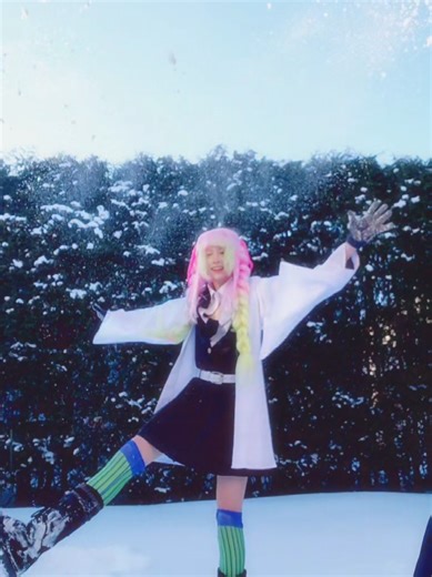 I actually hurt myself filming this so it better do well #Mitsuri #mitsuricosplay #demonslayercosplay #demonslayer #fyp