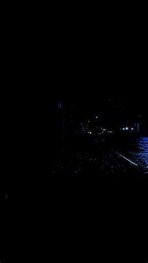 Токийский гуль» — японская серия манги в стиле тёмного фэнтези, написанная и проиллюстрированная Суи Ишидой. Сюжет разворачивается в альтернативной версии Токио, где люди сосуществуют с гулями — существами, которые выглядят как люди, но могут выжить, только питаясь человеческой плотью. Гули живут среди человеческого населения в тайне, скрывая свою истинную природу, чтобы избежать преследования со стороны властей. Главный герой, Кэн Канэки, студент университета, в результате нападения гуля попада