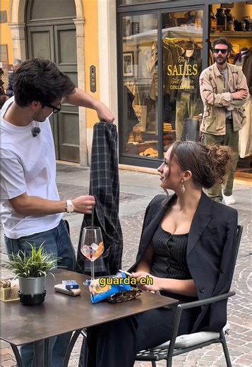 Mago sorprende ragazza con trucco di magia