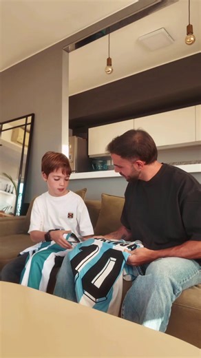 12K views · 116 reactions | Hay goles que se gritan para siempre  Y si es con ellos, todavía más. ⚽️ Con #SAMSUNGQLED no solo ves el partido… lo vivís como nunca. Como hace 19 años. Siendo números 1 | La Página Millonaria - River Plate | Facebook