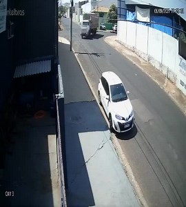 VÍDEO: Veja momento em que caminhão carregado com latinhas para reciclagem atingiu poste no Jardim Regina em Araraquara-SP. Acidente de trânsito ocorrido na segunda-feira (6), deixou o bairro parcialmente sem energia elétrica. | Portal Morada