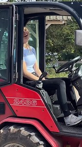 🚜 🚜 🚜 🚜 🚜 #farminglife #combine #funny #tractor #farmgirl #harvest #agriculture #farm #farming | Farmer girl
