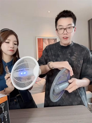 ❌❌❌🇨🇳D286🇨🇳 🇨🇳中国代购🇨🇳悬挂折叠电蚊拍 · 一拍多用，蚊虫无处遁形！⚡🦟 🌀 180°折叠设计：可手持可壁挂，轻松应对不同空间 💡 内置诱蚊灯：紫光诱蚊，夜间灭蚊更高效 🧲 可悬挂收纳：不占地，整洁不碍眼 🔋 大容量电池：续航持久，充电更方便 🛡️ 防误触安全栅格：隔绝内网更安心 📐 0°贴墙角度：贴墙灭蚊无死角 🎨 颜色：灰色（GY）白色（WH） 💰 价格：RM19.90 👇关键字👇 灰色 GY D286GY 1 白色 WH D286WH 1 ⚠️ 请确认关键字拼写正确，系统才能自动为你下单喔～ 📣 注意 📣 25/9 到代购结束 🔚 为一期结单（可以等结束一次过付款） 🇨🇳 不接急单 结束代购开始算起预计 6-8 个星期 （预计 11 尾到货，12月头发货 如早到早发） 🇨🇳 中国代购会直接在大仓库寄出，不能⛔️跟本地泰国韩国款式拼单 / 也不能跟上一期中国代购 🇨🇳 订单和礼物不能拼单，需对回自己户口安排发货 | JW Day Boutique