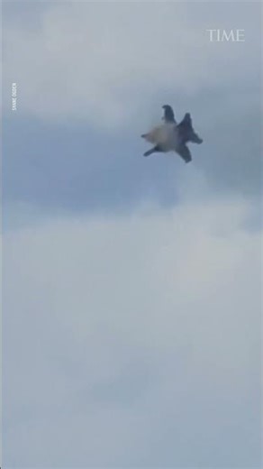 Two U.S. Navy jets collide mid-air during air show, all 4 crew members safely eject