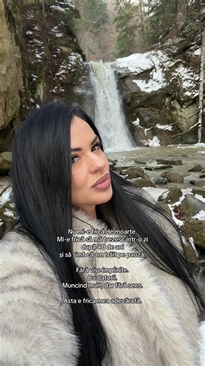 De aceea, acum aproape doi ani, am ales alt drum. Un drum care m-a scos din „așa se face”, din supraviețuire și m-a dus spre libertate, creștere și curaj. Astăzi îmi câștig existența din online, lucrez în networking, estetică am o echipă de femei minunate din toată Europa și Asia și știu că urmează și America. Nu pentru că am avut noroc. Ci pentru că am ales să cred în mine când alții nu au făcut-o. Lucrez într-o industrie care vorbește despre wellness, despre echilibru, sănătate, mindset și ind