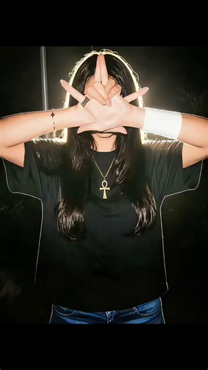 ¿Quieres aprender esta tendencia de la pose de mano estrella? Es muy sencillo. Solo sigue los pasos, usa este filtro y listo. Tú también puedes crear fotos increíbles con esta pose. star hands tutorial star pose hand tutorial star hand pose tutorial effect star hands star hand pose tutorial 3 star hand tutorial foto star hand pose tutorial filter hands tutorial handstar star hand pose tutorial y foto satan hand pose tutorial star pose hand tutorial niña star pose hand tutorial hand pose tutorial