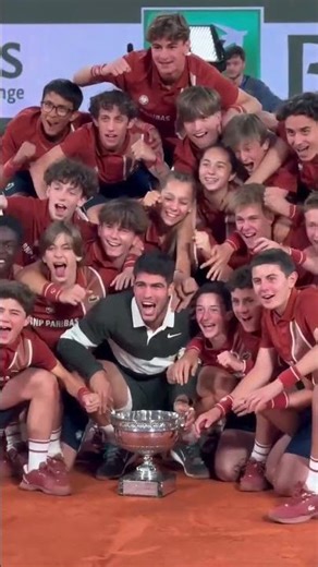 When Carlos Alcaraz celebrated his Roland-Garros triumph with the ball-kids 🥹🏆