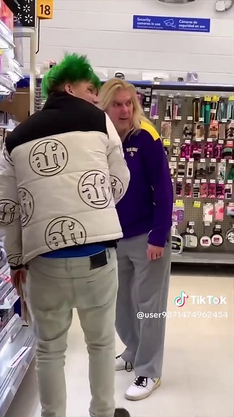 Parrot to Walmart 😂😂#parrot #funnyvideo #walmart #fypシ #viral