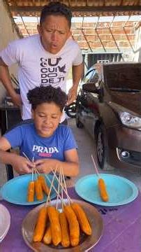 Um espetinho de salsicha pra meu pai e todos os espetinho de salsicha pra mim
