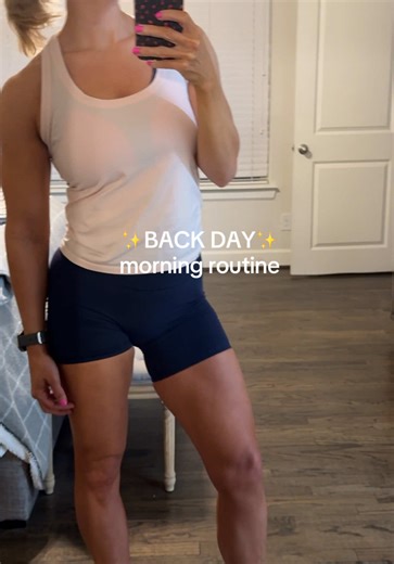 No “slow morning” around here - Back day morning routine 🙌💪 Even though I work out from home, I still like to look a little put together (alive 🤣) before I start my day. I get ready, mix my pre-workout (glutamine, creatine, and BCAAs) have a rice cake with honey, and then head straight into the gym. 👏 My mornings are usually pretty packed between training myself, working with clients, and getting to my job, so I don’t have time for a long, slow routine during the week! What does your morning