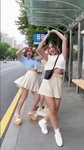 Dancing girls at the bus stop #dance #relax #kpop #asmr #funny #music #relxing