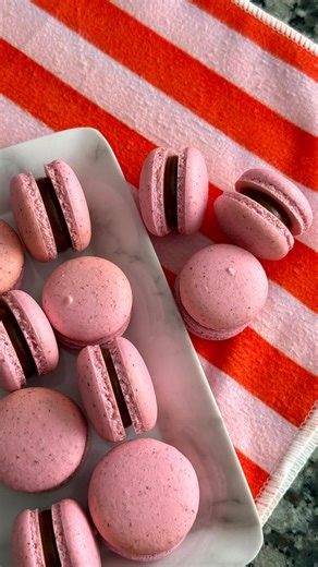 • Rocco Llano • on Instagram: "Curso de macarons! QUE NO FALLAN @bonett.club Nuevo curso 100% online de @bonett.club 🩷💌 si siempre les tuviste miedo esta es tu oportunidad, además te dejo un regalito de un 15% de descuento. Cupón: ROCCO No te lo podes perder! Para consultas y dudas envíales mensaje @bonett.club 🫶🏻🥰"