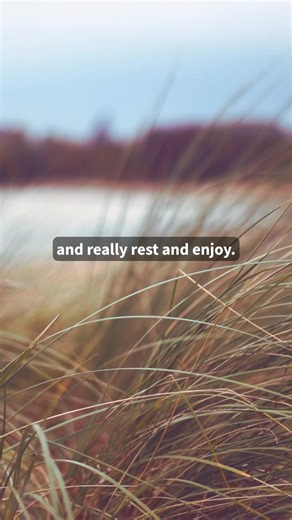 Ever felt like your smartphone is holding you tighter than it should? 📱✨ This little reel flips the perspective: your phone speaks to you – asking you to let go, rest and enjoy the simple support of the ground beneath you. 💡 Next time you lie down, notice how the earth, the floor, or the grass holds you. Breathe. Let your head truly rest. And see what changes when you soften your grip on your phone. 👉 Watch the reel, give it a try – and gift yourself a moment of ease. #Embodiment #MindfulLivi