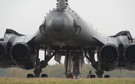 B1b轰炸机从装载弹药到起飞