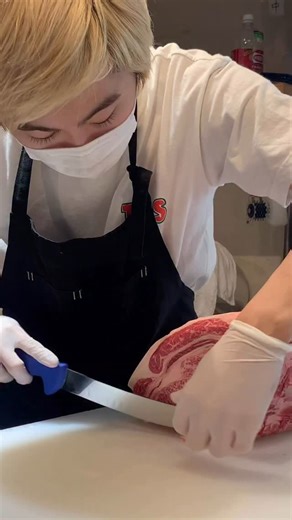 【AKAUSHI RIBEYE】 Wagyu, which translates to “Japanese cow,” is a the term used to reference cattle native to Japan. The term is used to describe a group of four main breeds: Japanese Black, Japanese Brown, Japanese Shorthorn, and Japanese Polled. The two more prominent breeds are Kuroge Washu and Akage Washu. The most popular, and most exported from Japan is Kuroge Washu. In this video, you can see a Ribeye from an Akage Washu. Even though the breed doesn’t have the same tendency for marbling wh