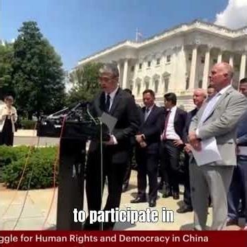 郑旭光六四35周年国会讲演【右侧站立者为国会美中竞争特委会主席约翰·穆勒纳尔John Moolenaar 】