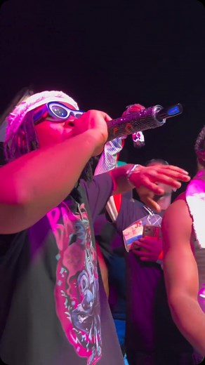 Joeboy delivered a captivating live performance of his hit song ‘Body & Soul’ on stage at his concert in Moist Beach Club, Oniru, Lagos, last night. 🏝️🇳🇬 | Entertainment Daily