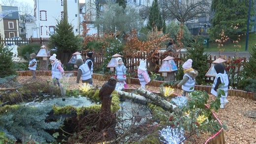 Depuis le début du mois de décembre, les élèves rombasiens se rendent sur la place de l'hôtel de ville de Rombas pour visiter le village de l'hiver. Vendredi dernier, c'était au tour de la maternelle du Petit Moulin. 👉Retrouvez toute l'info locale sur notre site www.rombastv.com | Rombas Télévision - RTV