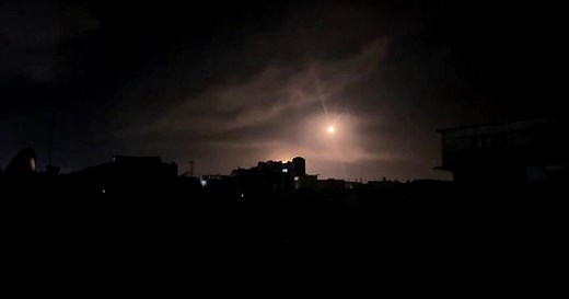 Le luci e i boati dei razzi nella notte a Rafah, sotto attacco israeliano. Cento i morti