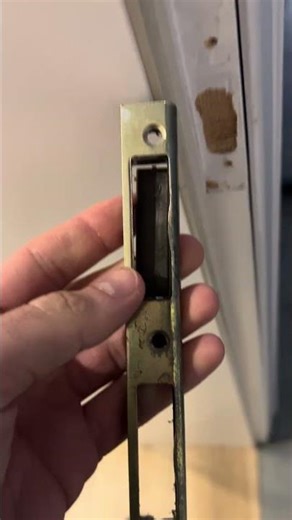 Fix a Door Lock in Minutes! #DIY #doorlock #repair #lifehack#homefix #maintenance #youtubeshorts