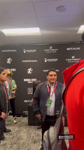 Jaime Munguia gets visit from old trainer Erik Morales in front of new trainer Freddie Roach