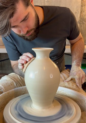 Creating Stunning Modern Pottery on the Wheel
