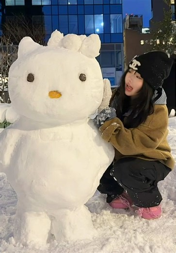bbl hello kitty snowman vlog @yuzeen 👯‍♀️🎀 #snow #snowman #nyc #hellokitty #vlog fyp