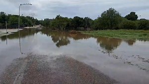 Kristelle sent us this video of the flooding Hennopsrivier in Centurion today (21 December 2025) near the corner of Blackwood & Witstinkhout streets. Whatsapp photos/videos to 081 251 8029 See https://snowreport.co.za for weather forecasts. * Other media and channels need to note SnowReportSA's updated 2025 terms & conditions for the use of our forecasts, maps, as well as images and video from our users that we post. | Snow Report SA