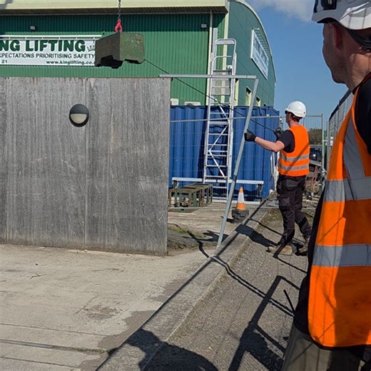King Lifting Training Academy on Instagram: "Today's blind lift, in our training area. Slinger Signaller CPCS A40A training course. #crane #cpcs #blindlift #liebherr #slingersignaller #kinglifting #craneoperator"