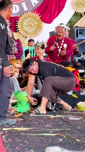 BAJU IJO VIRAL di Pentas GWSM #warokgwsm #kesurupan #njepat #satriakamarogan #pentasgwsm #gwsm