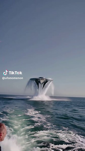 Increíbles imágenes de un OVNI emergiendo del océano