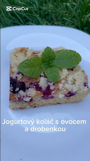 Jogurtový koláč s ovocem a drobenkou