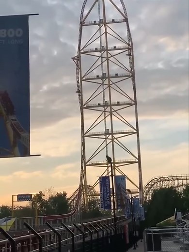 Trop Thrill Rollercoaster Rollback Incident at Theme Park