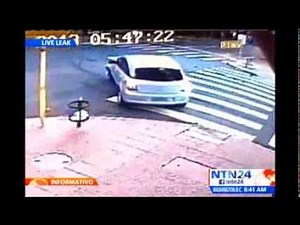 Cámaras captan el violento impacto que sufre una mujer en la calle tras accidente entre dos carros