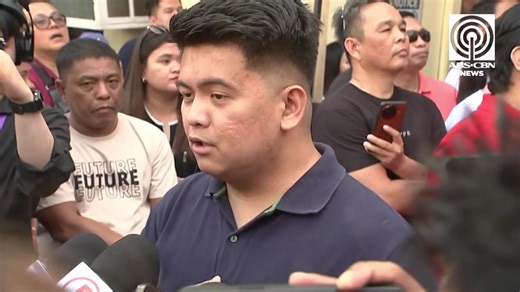 PANOORIN: Bakas sa first-time taker na si Ronald Gonzales ang labis na saya matapos tawagin bilang Top 20 sa pag-anunsyo ng 2025 Bar Exam results ng Supreme Court nitong Miyerkoles, Enero 7. Ayon kay Gonzales, bagamat umaasa siya at ang tanging ipinagdasal lamang ay ang makapasa, lubos siyang nagulat nang mapabilang pa sa Top 20 ng mga pumasa. #Bar2025 | ABS-CBN News