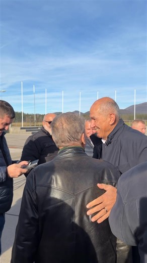 🇸🇮Komú najpred veselo zdravljico, bratje! č’mo zapét’! Bog našo nam deželo, Bog živi ves slovenski svet, brate vse, kar nas je sinóv sloveče matere! Živé naj vsi naródi, ki hrepené dočákat' dán, da kóder sónce hódi, prepír iz svéta bó pregnán, da roják prost bo vsák, ne vrág, le sósed bo meják.🇸🇮 Ponosno praznovanje dneva samostojnosti in enotnosti ter veliko plebiscitnega poguma v letu 2026! 🇸🇮 | Janez Janša