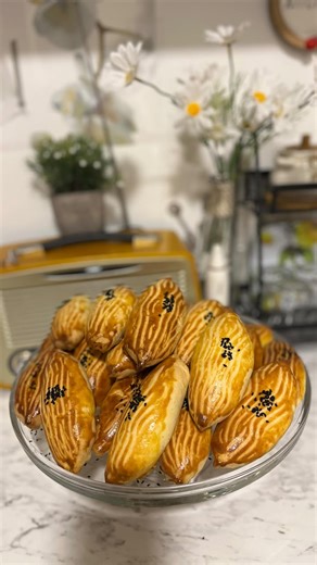 kitchen on Instagram: "Salam çiçəklərim 🌼 Çox ləzzətli qıymalı soba peraşkisi🫠 4 st un🧚‍♀️ 250 qr kərə yağı💕 2 yumurta sarısı🌼 200 qr xama 🎀 1 pç qabartma✨ 1ç qaşığı duz⭐️ Umac edib xəmir yoğururuq 🦋 İçlik üçün🌟 500 qr mal əti 💫 1 əd soğan 💐"