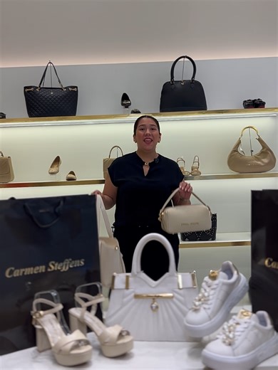 Es el momento ideal para elegir ese estilo que tanto te gusta. Con nuestro descuento progresivo, mientras más llevas, más ahorras… con la elegancia que te define. Ahora tus compras pueden ser mucho más fáciles desde la comodidad de tu casa y recíbela donde estés. ✨ Haz clic aquí y descubre la colección: https://carmensteffens.com.bo/products/carteras-143.html?offset=0&limit=24 Y si prefieres vivir la experiencia en persona, te esperamos en nuestras sucursales: 📍 Ventura Mall 📍 Patio Design 📍 