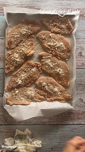 Cotolette valdostane cotte al forno di Menta e peperoncino: una rivisitazione appetitosa e semplice da preparare che piace a tutta la famiglia. Ingredienti 600 g di fettine di tacchino 8 fette di pancetta affumicata 8 fette di mozzarella per pizza 80 g di pangrattato 20 g di parmigiano grattugiato 2 pizzichi di sale Spennella con l’olio le fettine di carne, poi passale nel pangrattato e disponile in una pirofila foderata con carta forno, cospargi un pochino di parmigiano grattugiato sulla superf