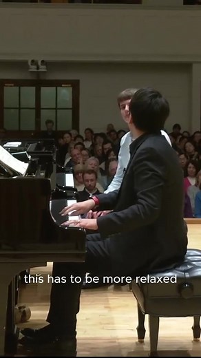 Try to relax when you perform and not feel the tension - Feel the music, don’t force it 🎹 @Lang Lang discussing performance technique with @Royal College of Music students 💫 #PianoLesson #MasterClass