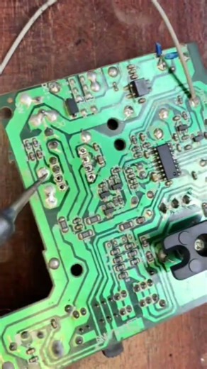 “Old FM Radio No Sound? IC Replacement Fix! 📻🔧 #Shorts” #repairs #Midnightvoltage #nosoundrepairs