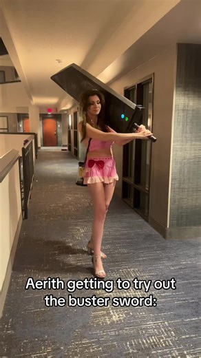 Aerith Tries Out the Buster Sword at Ichibancon 2026