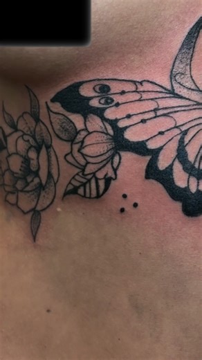In loveeeee with this sternum floral butterfly tattoo 🖤 5rl, 9rl & 11 mag Xx #sternumtattoo #stippletattoo
